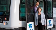OBOS setter opp Norges første rute med selvkjørende busser. F.v. Daniel Kjørberg Siraj, konsernsjef i OBOS og Lisbeth Hammer Krog, ordfører i Bærum. Foto: Morten Bendiksen.