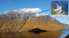 Det ustabile fjellpartiet Åknes med NVEs overvåkingsstasjon Fjellvåken (innfelt) Foto: NVE