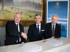 Signering av avtalen mellom Forsvaret og Bertel O. Steen. Fra venstre: Petter Jansen, adm. dir Forsvarets logistikkorganisasjon, Stian Skrefsrud, adm. dir i Bertel O. Steen Holding og Geir Remmem, adm. dir i Bertel O. Steen Industri. Foto: Forsvaret