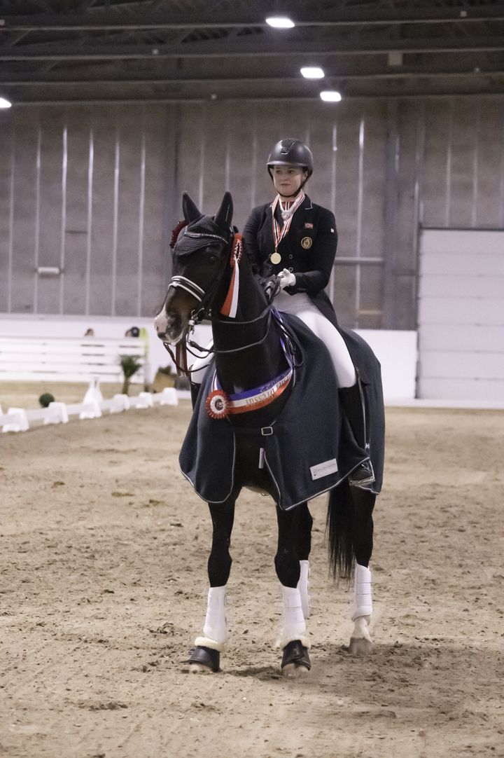 Anine Mørch-Aas fra Solberg Rytterklubb vant gull i MA under Hallmesterskapet i dressur. Foto: Ann K Bratteng/Horsephoto.com