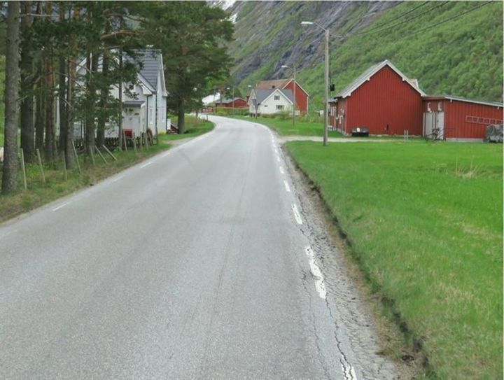 E136-strekningen i Møre og Romsdal er preget av stor variasjon mht. horisontalkurvatur, stigning og vegbredde.
Skulder og grøft benyttes ofte som ordinær «vegbane» for store tunge kjøretøy.