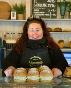 Daglig leder Heidi A. Aasli i Aanerud Bakeri tror hun kommer til å selge halvparten så mange fastelavnsboller som i fjor.