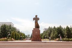 Al-Farabi monument ved Al-Farabi Kasakhsk Nasjonalt universitet i Almaty (bildekilde: Depositphotos / MaykovNikita)