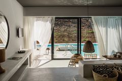 NYHET: Neste sommer åpner et nytt Casa Cook, denne gang på Kos. Bildet er fra Casa Cook på Rhodos som åpnet i sommer. Voksenhotellet har fått en fantastisk mottagelse i hele Europa. - Den nordiske stilen med rene, enkle naturmaterialer har truffet blink hos nordmenn, i følge Tonje Løkaas Fossum i Ving.