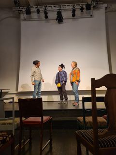 Cliff, Sofia og Inger Kristin avbildet på scenen på Nordic Black Theatre