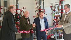 Christian Ringnes, Erik Bjordal i Frende åpnet Kompetansesenteret for brann- og driftspersonell 12. april. Daglig leder Anders Sandmæl til høyre. Foto: Frende