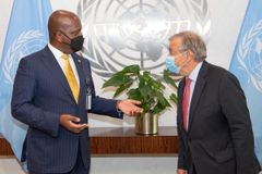 Generalsekretæren møter Martin Kimani, Kenyas faste representant i FN. Kenya har presidentskapet i Sikkerhetsrådet denne måneden. UN Photo/Eskinder Debebe