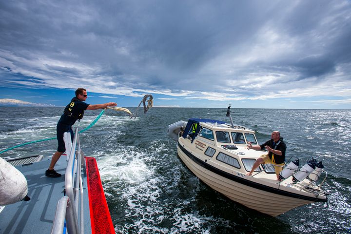 Travel sommer. Redningsskøytene har hatt over 2 500 oppdrag siden 1. mai. Her hjelper redningsskøyta «Horn Rescue» en fritidsbåt utenfor Hvaler.