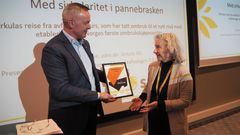 Administrerende direktør Øivind Brevik i Samfunnsbedriftene deler ut Bærekraftsprisen 2023 til administrerende direktør Grethe Olsbye i Sirkula IKS. Foto: Nicolay Biørn-Lian