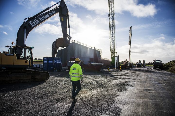 Arbeidet med byggingen av ny transformatorstasjon på Opstad i Hå kommune fortsetter for fullt - til tross for korona.