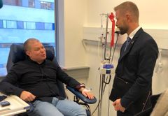 Helseminister Bent Høie i møte med pasient Knut-Arne Braaten på Akershus universitetssykehus.