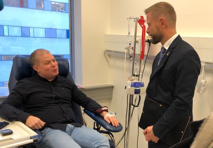 Helseminister Bent Høie i møte med pasient Knut-Arne Braaten på Akershus universitetssykehus.