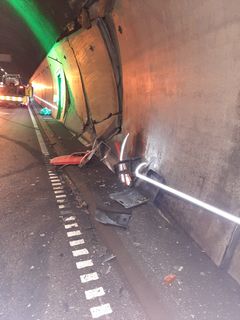 Skader på veggelementer i Oslofjordtunnelen etter en trafikkulykke.