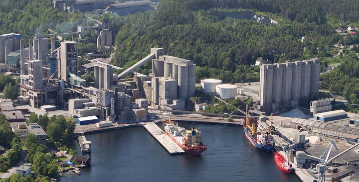 Miljødirektoratet endrer nå forurensningstillatelsen til Norcem Brevik i Porsgrunn, basert på en søknad og en høringsprosess. Endringene omhandler drift av anlegg for karbonfangst- og lagring (CCS). Foto: Norcem.