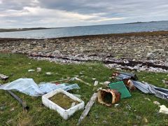 Forsøpling i Finnmark 2019. Oppryddingen i 2021 skal foregå på fem ulike steder i Finnmark og syv ulike steder på Island i tillegg til Alaska. (Foto: Hold Norge Rent)