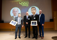 Arild Theimann og Roy Ruså sammen med vinnerne av prisen "OG21 Technology Champion 2021", Tao Yang og Nadir Azam