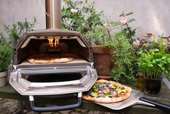 Oonis siste pizzaovn Karu 16 er den eneste ovnen til hjemmebruk som den italienske pizza foreningen Associazione Verace Pizza Napoletana har godkjent som bra nok til å steke den ekte napolitanske pizzaen.
