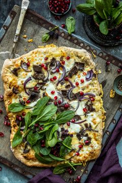 Sprø pizzabunn toppet med smakfullt reinsdyrkjøtt, syrlig granateple og frisk spinat. Foto: matprat.no