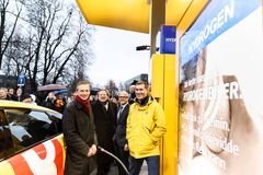 Første tanking av hydrogen på Uno-X sin stasjon i Sandvika, Bærum. Fra venstre Ole Johannes Tønnessen, daglig leder i Uno-X Norge, Colonialmajor Odd Reitan, klima- og miljøminister Vidar Helgesen og Uno-X Gruppens administrerende direktør Vegar Kulset.
