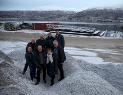 Denne gjengen er klar for å bygge nytt logistikksenter i Breivika i Tromsø. Foran fra venstre byrådsleder Kristin Røymo, Erling Bangsund og Randi Thørring fra Tromsø havn, i andre rekke havnedirektør Halvar Petersen og distriktstillitsvalgt Odd Arne Hartvigsen, og bakerst distriktssjef Odd Arne Nilsen, styreleder i Tromsø Havn Frid Fossbakk og distriktssjef Torstein Stormo.