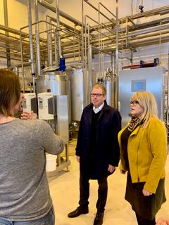 Administrerende direktør i Innovasjon Norge Håkon Haugli og direktør for Innovasjon Norge Arktis Linda Beate Randal besøker Biotep. Foto: Innovasjon Norge