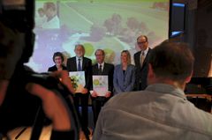 Statsråd Sylvi Listhaug og konstituert administrerande direktør i Innovasjon Norge, Finn Kristian Aamodt stod for den høgtidlege overrekkinga av prisen på 250 000 kroner under ei tilstelling i ambassaden i Berlin i samband med Internationale Grüne Woche.