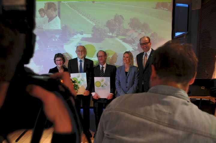 Statsråd Sylvi Listhaug og konstituert administrerande direktør i Innovasjon Norge, Finn Kristian Aamodt stod for den høgtidlege overrekkinga av prisen på 250 000 kroner under ei tilstelling i ambassaden i Berlin i samband med Internationale Grüne Woche.