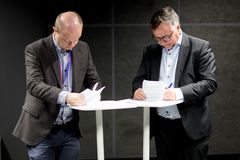 Teknologidirektør Per Aadland signerer for TV 2, universitetsdirektør Kjell Bernstrøm signerer for Universitetet i Bergen. Foto: Alex Iversen, TV 2
