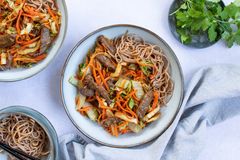 Biffwok med kål og peanøtter. Foto: MatPrat, Therese Elstad.