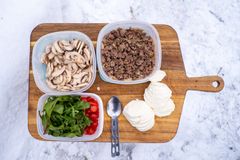 FORBEREDT: Ved å kutte opp ingrediensene hjemme, får matlagingen fortere når du er ute. Foto: Gard Eirik Arneberg
