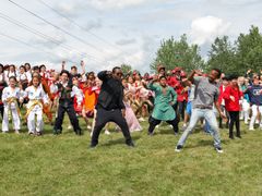 På fredag danser 250 000 elever sammen for vennskap. Madcon har laget årets BlimE-låt sammen med Joachim H. Haukaas. Foto: Geir Evensen / NRK