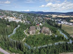 Boligene blir liggende i naturskjønne omgivelser med kort vei til marka.