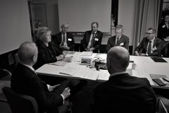 Steffen Syvertsen, konsernsjef Agder Energi, til høyre ved bordet.