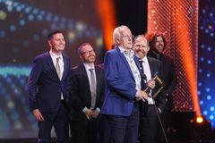 Truls ala Hellstrøm fikk Gullruten for "Beste underholdningsprogram". Foto: Øyvind Ganesh, TV 2.
