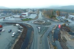 Fredag ettermiddag kan trafikantar ta i bruk den nye rundkøyringa i Evje. Foto: TT Anlegg AS