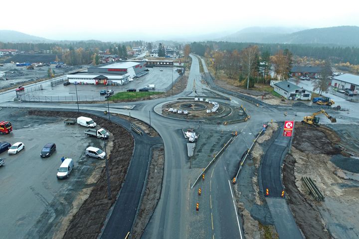 Fredag ettermiddag kan trafikantar ta i bruk den nye rundkøyringa i Evje. Foto: TT Anlegg AS
