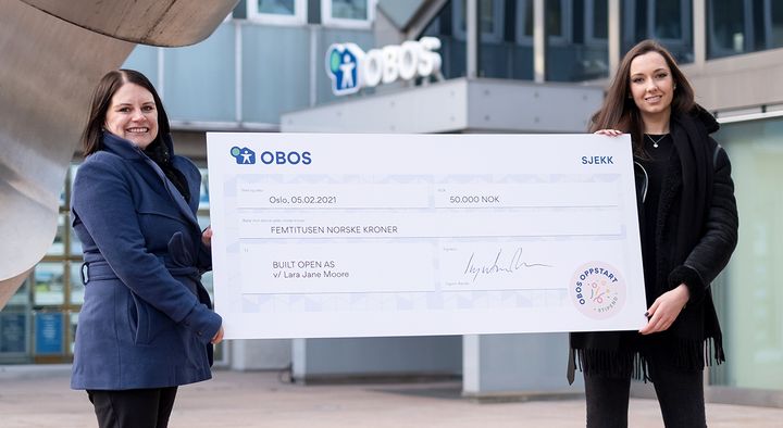 Ingunn Andersen Randa, konserndirektør for aksjeinvesteringer og forretningsutvikling i OBOS (t.v.), deler ut et nytt OBOS-stipend til gründer Lara Moore.
