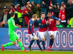 Martin Ødegaard (t.v.), Håvard Nordtveit og Ola Kamara jubler under EM-kvalifiseringskampen mellom Norge og Sverige på Ullevaal stadion i Oslo tirsdag. Foto: Lise Åserud / NTB scanpix