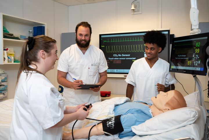 Sjukepleiarstudentar ved UiA får høgteknologisk utdanning og speler rollespel med pasientdokker for å øve på akutte endringar hos pasienten. Foto: Jon-Petter Thorsen, Aptum.