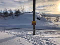 Påskriften bør være tydelig nok: «Forbudt å krysse sporene.» Skisporene tyder på at budskapet ikke har gått helt hjem hos alle skiløpere. Foto: Bjørn Løne/Spordrift AS