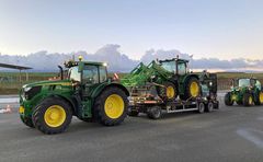 Ut på tur: De nye traktormodellene fra John Deere klare for avreise fra Tyskland. Snart kan du se dem i Norge.