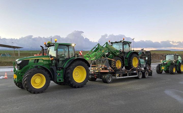 Ut på tur: De nye traktormodellene fra John Deere klare for avreise fra Tyskland. Snart kan du se dem i Norge.