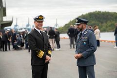 Havnedirektør Ingvar M. Mathisen sammen med oberst Morten Henriksen (sjef for Forsvarets veterantjeneste)  i forkant av arrangementet.