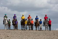 Disse deltar i høstens nye satsing på NRK1 "Det store spranget": F.v. Amanda og Sune Hansen, Helene og Espen Winther, Marit og Kjell Enberget, Aurora og Marcel van der Velpen, Hedda Hansson Rudi og Einar Rudi, Elise Englund Berge og Stian Berge.