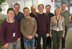 Unge teknologer i Eidsiva Nett: 
Svein Arne Rakstang og Anne Sagstuen Nysæther sammen med noen av Eidsiva Netts unge teknologer, som var med på å stemme frem First Lego League Hedmark og Oppland som mottakere av prispengene Eidsiva Nett vant. Fra venstre: Judy Schneider, Vegard E. Vindfallet, Thomas Veflingstad, Svein Arne Rakstang, Vegard B. Kyllingstad, Tom M. Berg, Andreas R. Simonsen og Anne S. Nysæther. Foto: Eidsiva