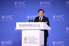 Wan Gang, Vice Chairman of the National Committee of the Chinese
People's Political Consultative Conference (CPPCC) and President of China
Association for Science and Technology, delivers a keynote speech.