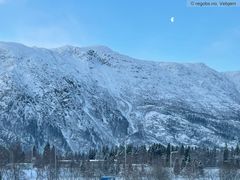 Øyfjellet ovenfor Mosjøen i Helgeland. For skred fra Øyfjellet som kan treffe bebyggelse i Mosjøen utarbeides det også skredbanevarsler av et konsulentselskap. Helgeland som region er fra 7. februar dekket av de regionale snøskredvarslene på Varsom. Foto: Vebjørn// Regobs