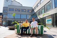 I en sofa fra IKEA: Björn Abanilla Karlsson skal lede Majorstuen enheten og administrerende direktør IKEA Norge, Carl Aaby
