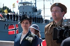 Sofia Helin og Tobias Santelmann spiller kronprinsesse Märtha og kronprins Olav i dramaserien «Atlantic Crossing». Her på den 99. og aller siste opptaksdagen på Honnørbrygga i Oslo 27. juni. (Foto: Morten Wien Solberg, Cinenord/NRK)