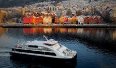 Fylkeskommunene hadde i 2022 mange gode søknader til Hurtigbåtprogrammet for å redusere utslipp av klimagasser – på til sammen over 150 millioner. Her hurtigbåten Ekspressen, som går i rute mellom Bergen og Askøy. Foto: Lasse Michelsen/Skyss.